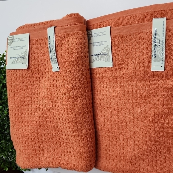 Tommy Bahama Set of 2 Bath Towels Waffle Coral Orange Abstract - Picture 1 of 5